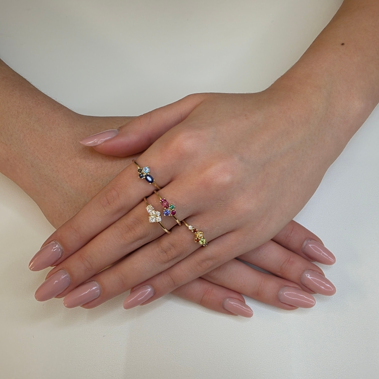 COLORE Złoty pierścionek z naturalnymi kamieniami kolorowymi – prezentacja na dłoni (detal) – ABGOLD Baczyński