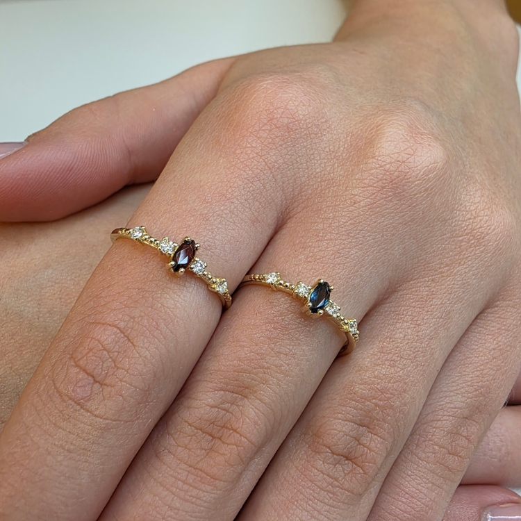 COLORE Złoty pierścionek z szafirem i brylantami – prezentacja na dłoni (detal) – ABGOLD Baczyński