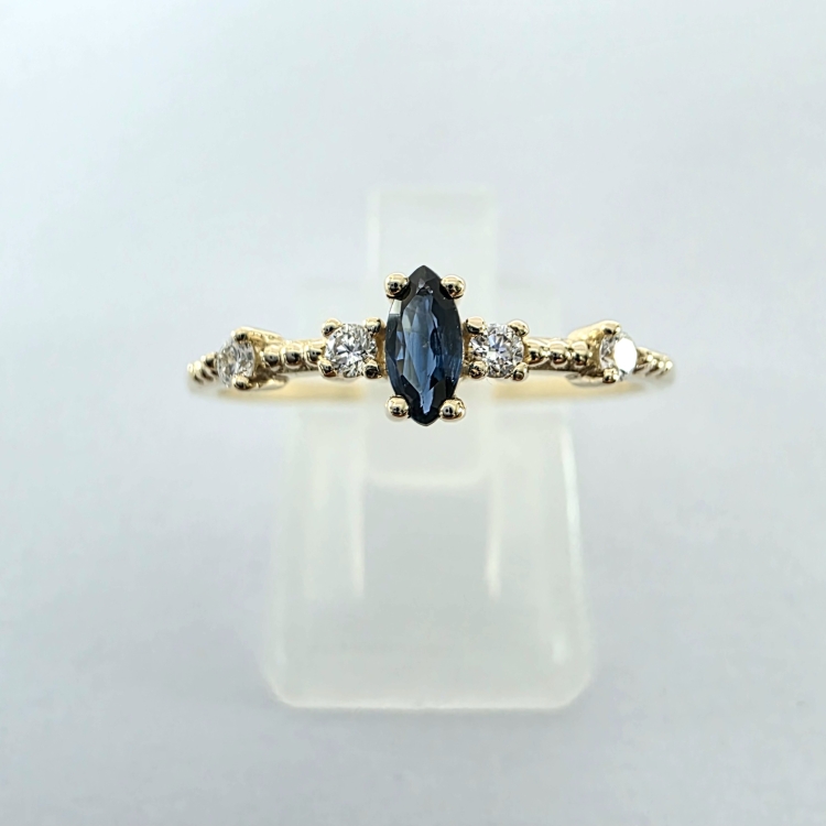 COLORE Złoty pierścionek z szafirem i brylantami – widok frontalny – ABGOLD Baczyński