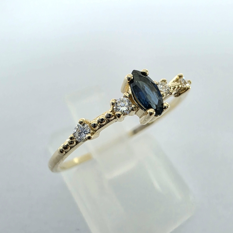 COLORE Złoty pierścionek z szafirem i brylantami – profil pierścionka – ABGOLD Baczyński