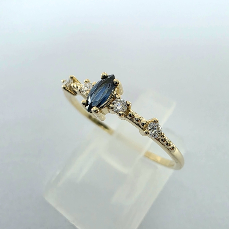 COLORE Złoty pierścionek z szafirem i brylantami – ujęcie pod kątem – ABGOLD Baczyński