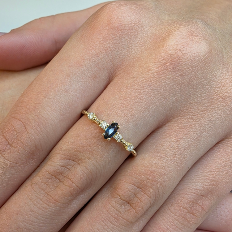 COLORE Złoty pierścionek z szafirem i brylantami – prezentacja na dłoni (zbliżenie) – ABGOLD Baczyński