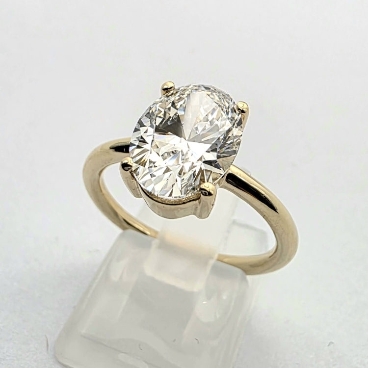 Złoty pierścionek z diamentem owalnym 3,0 ct – ujęcie boczne – złoto próba 585 – ABGOLD Baczyński