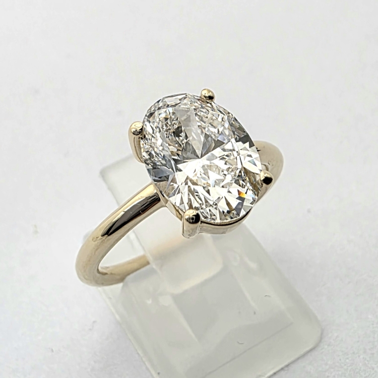 Złoty pierścionek z diamentem owalnym 3,0 ct – ujęcie produktowe – złoto 585 – ABGOLD Baczyński