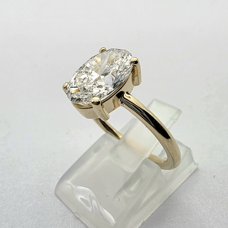 Złoty pierścionek z diamentem owalnym 3,0 ct – widok boczny – złoto 585 – ABGOLD Baczyński