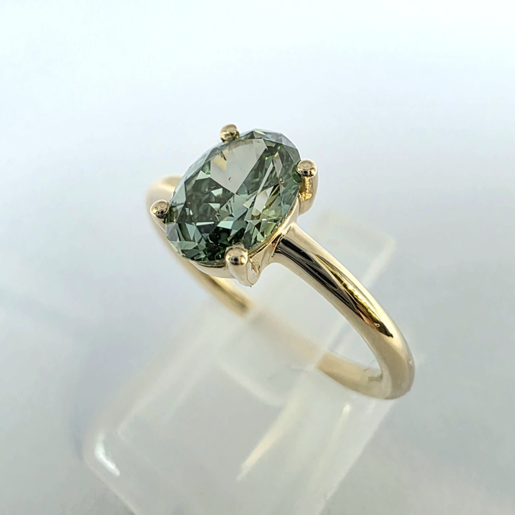 Pierścionek z zielonym diamentem owal złoto 585 – ujęcie pod kątem – ABGOLD Baczyński