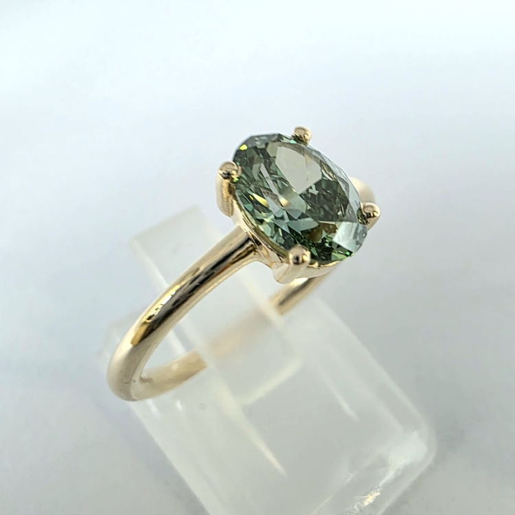 Pierścionek z zielonym diamentem owal złoto 585 – widok z boku – ABGOLD Baczyński