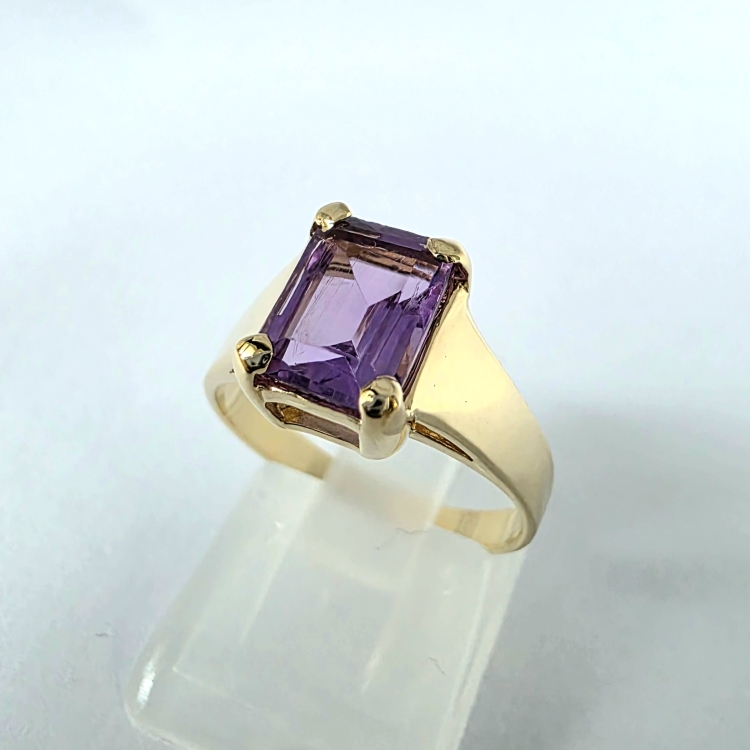 Pierścionek z naturalnym ametystem złoto 585 – detal oprawy – ABGOLD Baczyński