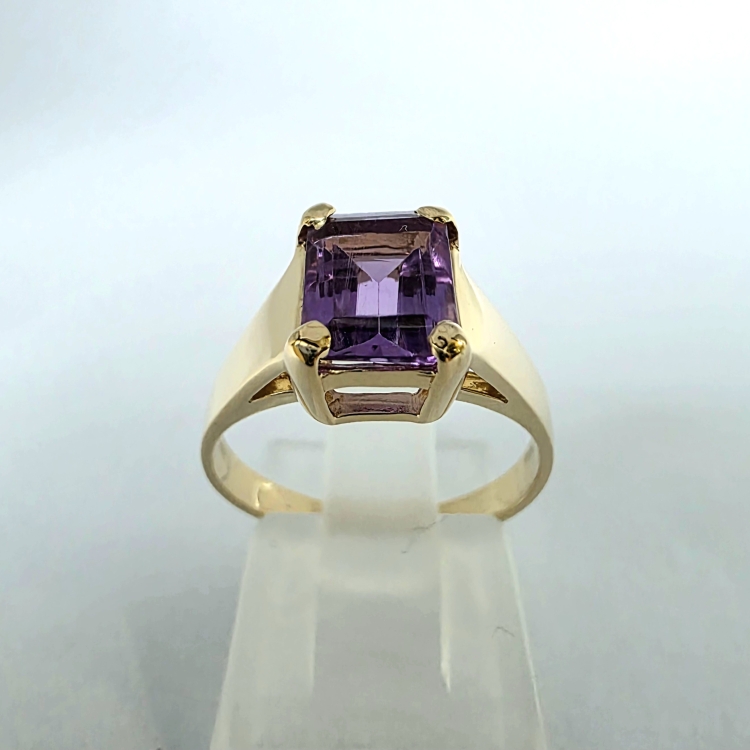 Pierścionek z naturalnym ametystem złoto 585 – ujęcie pod kątem – ABGOLD Baczyński