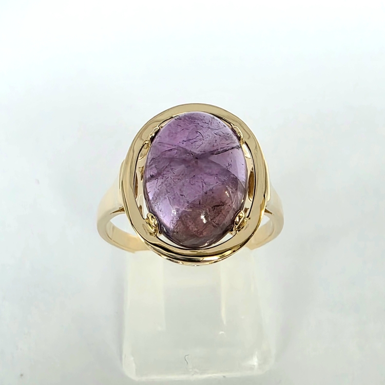 Pierścionek z naturalnym ametystem w szlifie kaboszonowym – widok z góry – ABGOLD Baczyński