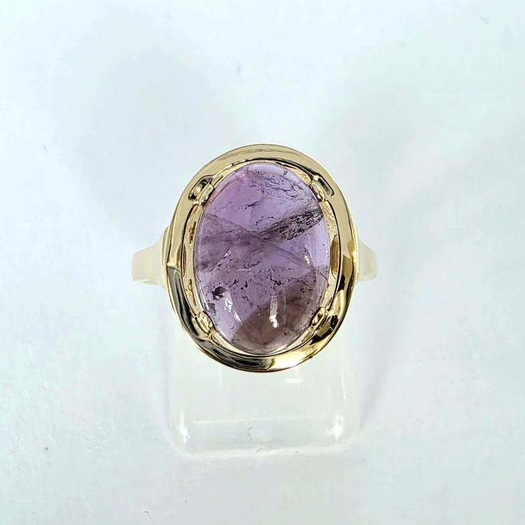 Pierścionek z naturalnym ametystem w szlifie kaboszonowym – ujęcie pod kątem – ABGOLD Baczyński