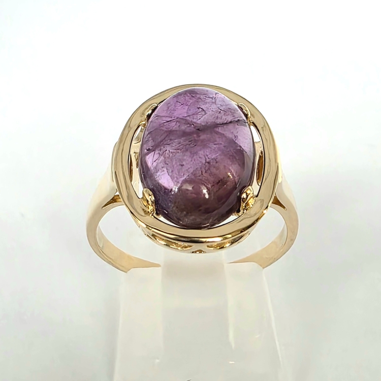 Pierścionek z naturalnym ametystem w szlifie kaboszonowym – widok frontalny – ABGOLD Baczyński