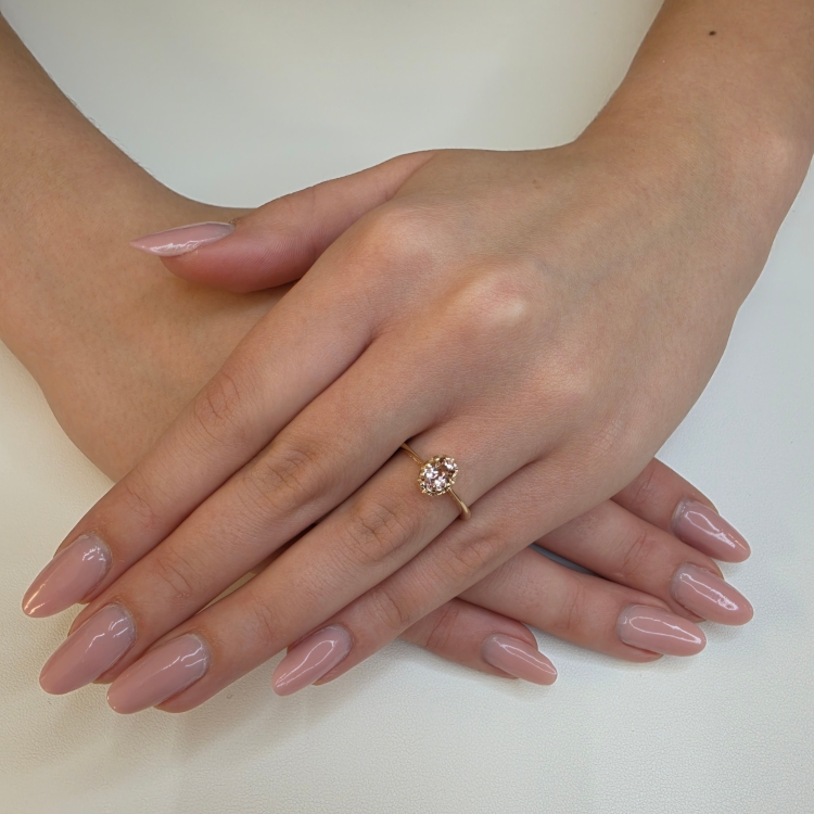 Pierścionek vintage retro z morganitem – na dłoni – ABGOLD Baczyński