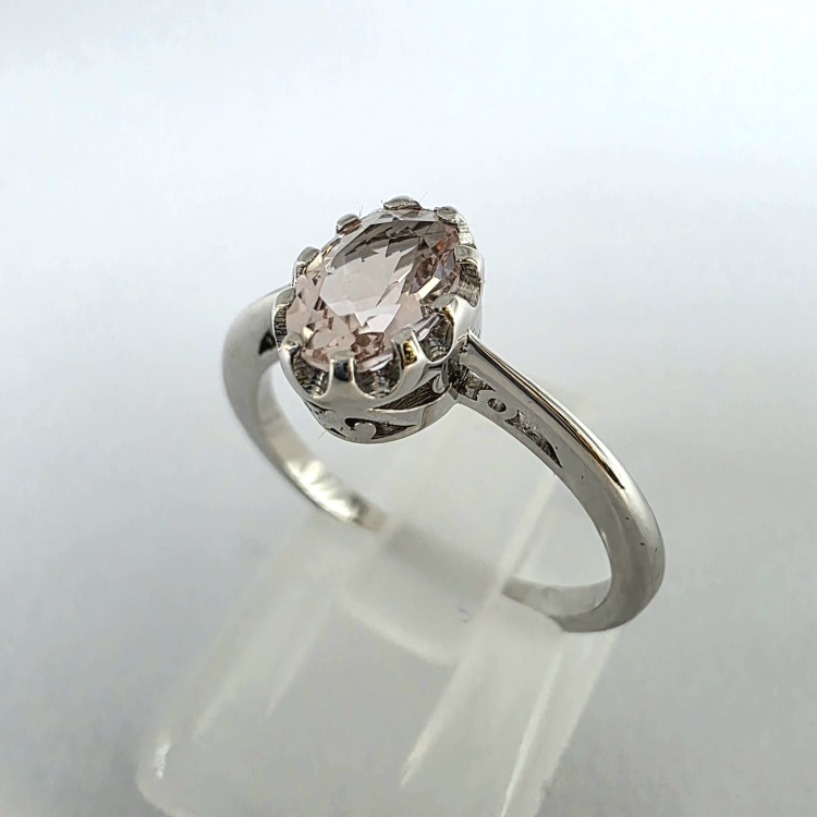 Pierścionek zaręczynowy vintage retro z morganitem – ujęcie boczne – ABGOLD Baczyński