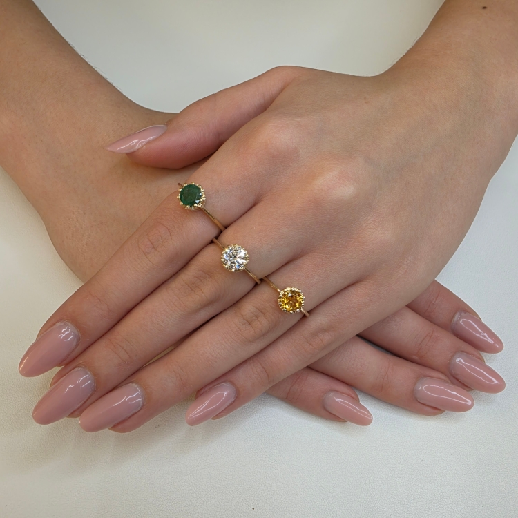 Złoty Pierścionek art deco z diamentem Lab Grown 1,0 ct – prezentacja na dłoni (inne ujęcie) – ABGOLD Baczyński