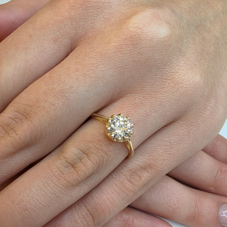 Złoty Pierścionek art deco z diamentem Lab Grown 1,0 ct – prezentacja na dłoni (zbliżenie) – ABGOLD Baczyński