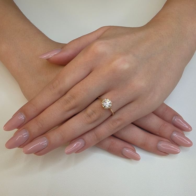 Pierścionek art deco z diamentem złoto 585 – prezentacja na dłoni – ABGOLD Baczyński