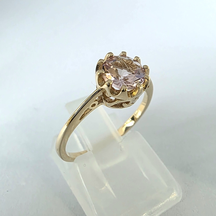 Pierścionek art deco z morganitem złoto 585 – ujęcie pod kątem – ABGOLD Baczyński