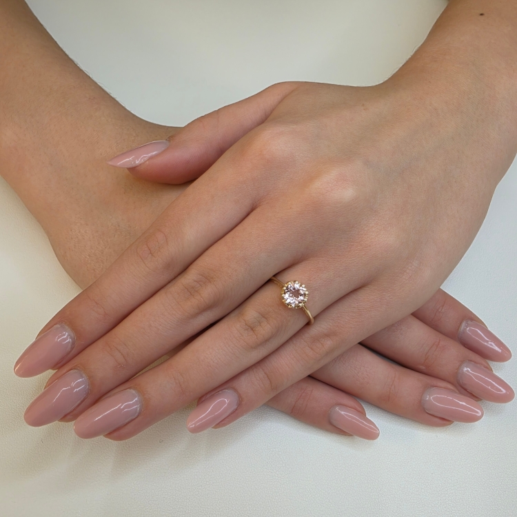 Pierścionek art deco z morganitem złoto 585 – prezentacja na dłoni – ABGOLD Baczyński