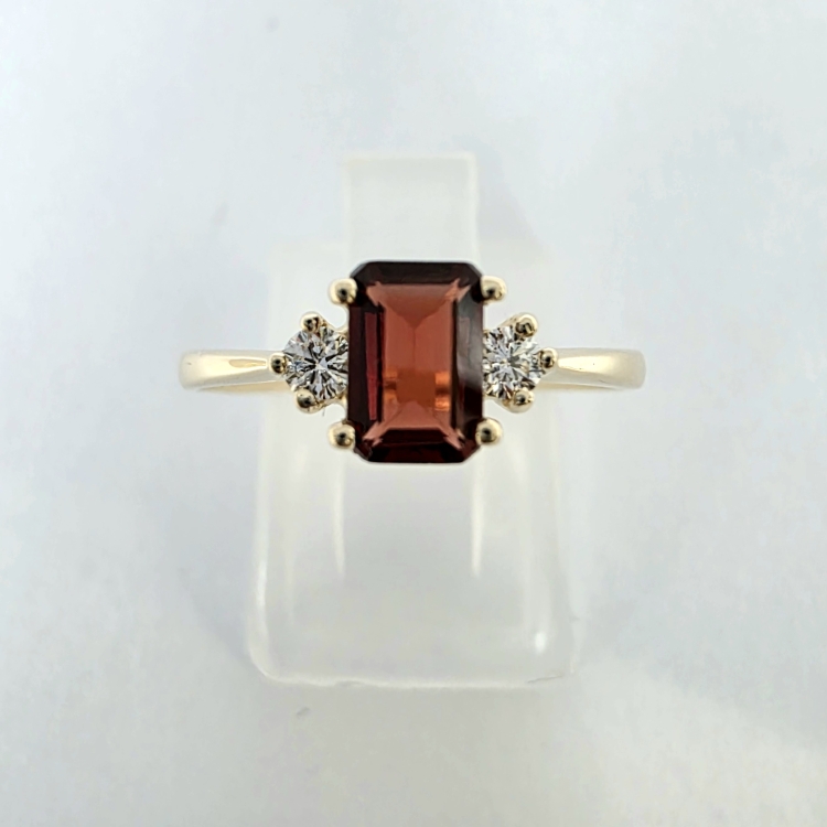 Złoty pierścionek z diamentami i granatem emerald – widok z góry – ABGOLD Baczyński