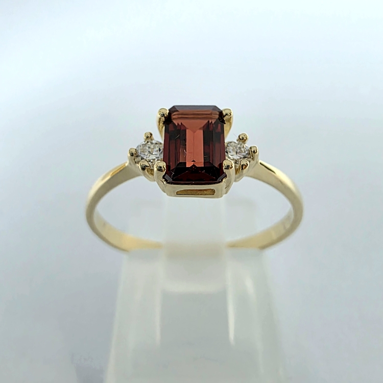 Złoty pierścionek z diamentami i granatem emerald – detal oprawy – ABGOLD Baczyński