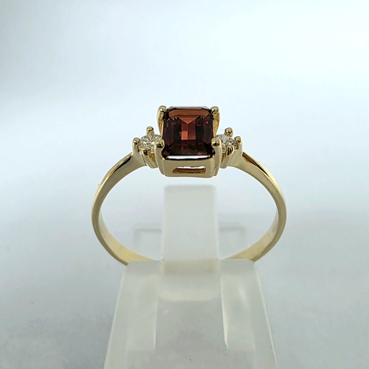 Złoty pierścionek z diamentami i granatem emerald – widok frontalny (inne ujęcie) – ABGOLD Baczyński