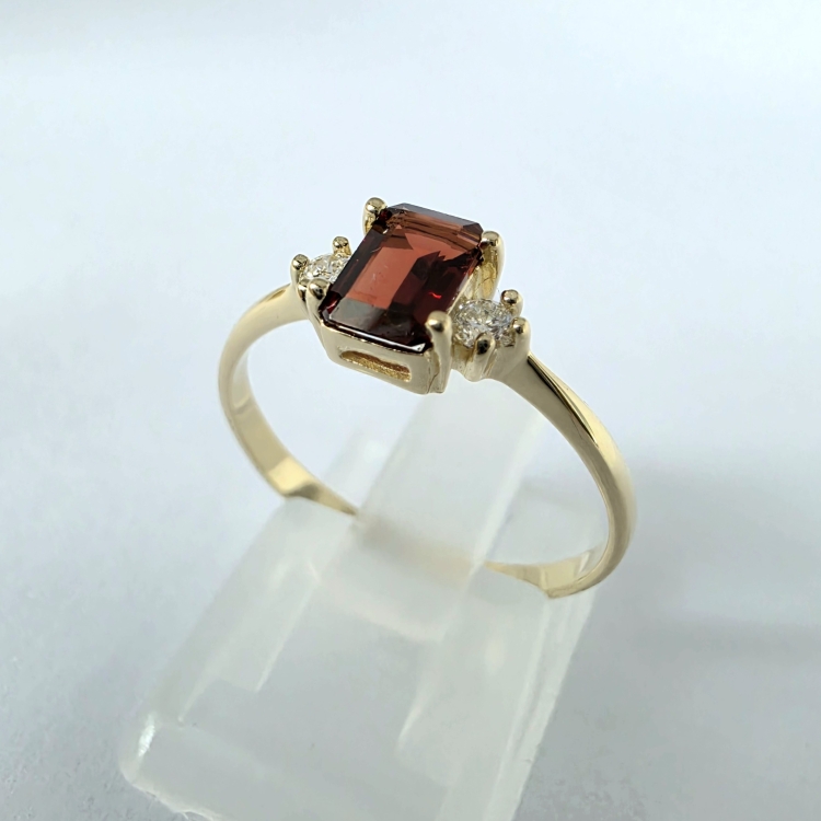 Złoty pierścionek z diamentami i granatem emerald – ujęcie pod kątem – ABGOLD Baczyński