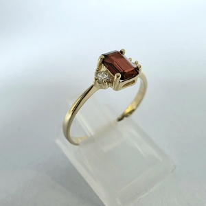 Złoty pierścionek z diamentami i granatem emerald – profil pierścionka – ABGOLD Baczyński
