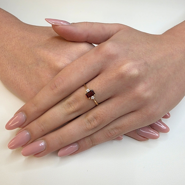 Złoty pierścionek z diamentami i granatem emerald – prezentacja na dłoni – ABGOLD Baczyński