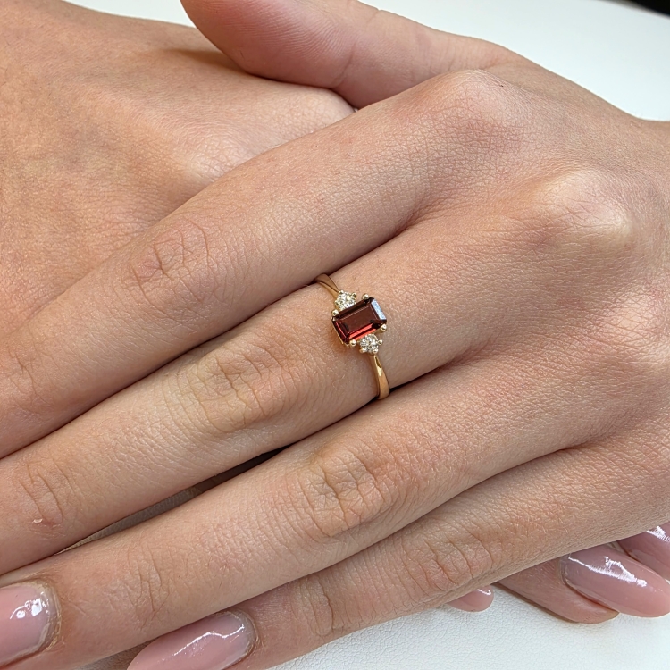 Złoty pierścionek z diamentami i granatem emerald – prezentacja na dłoni (zbliżenie) – ABGOLD Baczyński