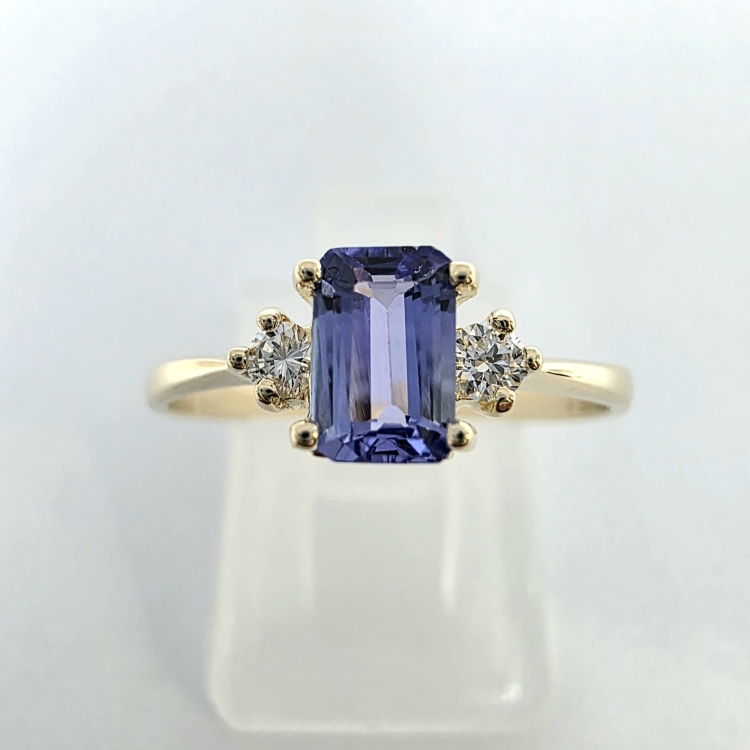 Złoty pierścionek z diamentami i tanzanitem emerald – profil pierścionka – ABGOLD Baczyński