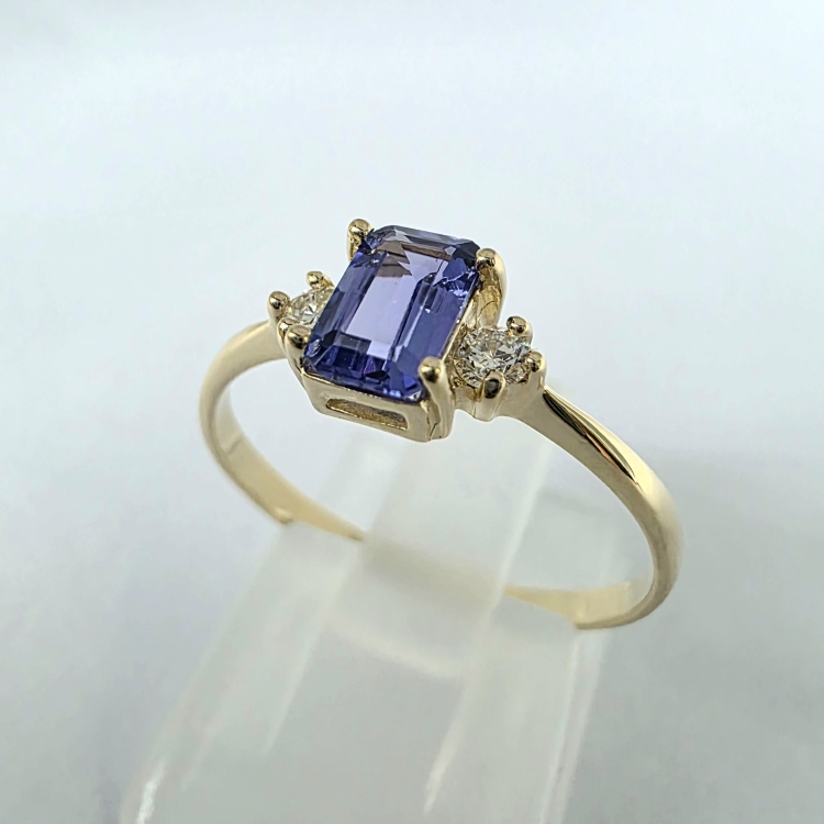 Złoty pierścionek z diamentami i tanzanitem emerald – ujęcie pod kątem – ABGOLD Baczyński