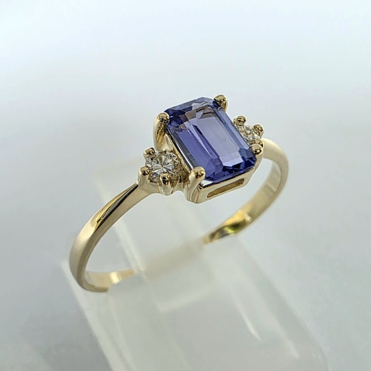 Złoty pierścionek z diamentami i tanzanitem emerald – widok z góry – ABGOLD Baczyński