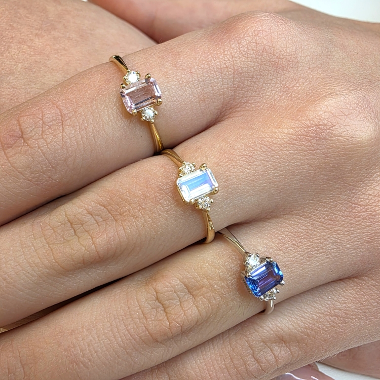 Złoty pierścionek z diamentami i tanzanitem emerald – prezentacja na dłoni – ABGOLD Baczyński