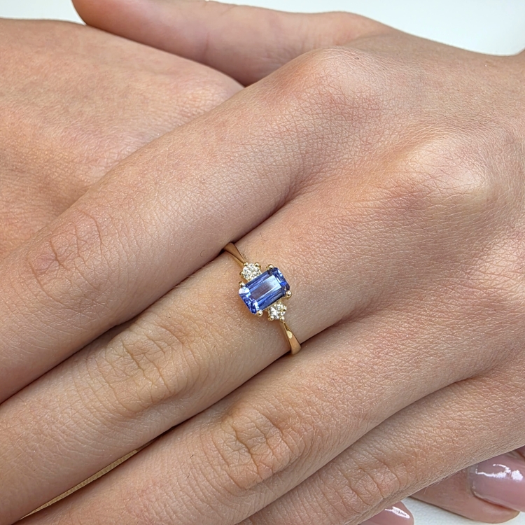 Złoty pierścionek z diamentami i tanzanitem emerald – prezentacja na dłoni (zbliżenie) – ABGOLD Baczyński