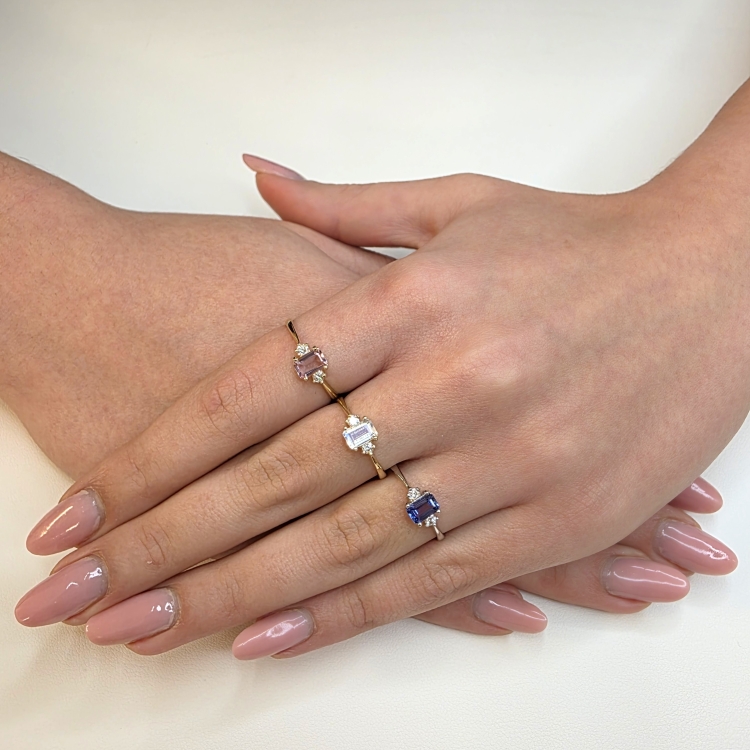 Złoty pierścionek z diamentami i tanzanitem emerald – prezentacja na dłoni (inne ujęcie) – ABGOLD Baczyński