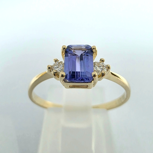 Złoty pierścionek z diamentami i tanzanitem emerald – widok frontalny – ABGOLD Baczyński