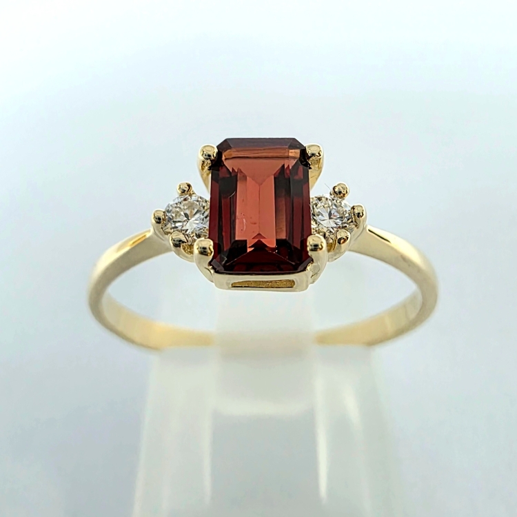 Złoty pierścionek z diamentami i granatem emerald – widok frontalny – ABGOLD Baczyński