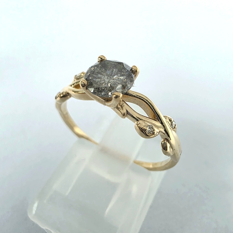 Pierścionek Vintage Retro z naturalnym diamentem SALT &amp; PEPPER – ujęcie pod kątem – ABGOLD Baczyński