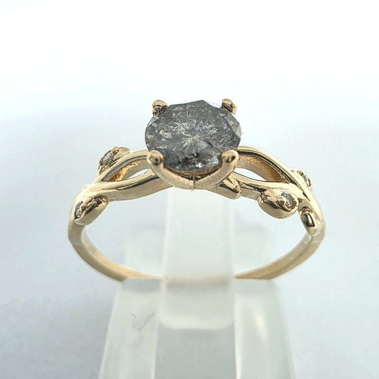 Pierścionek Vintage Retro z naturalnym diamentem SALT &amp; PEPPER – detal oprawy – ABGOLD Baczyński