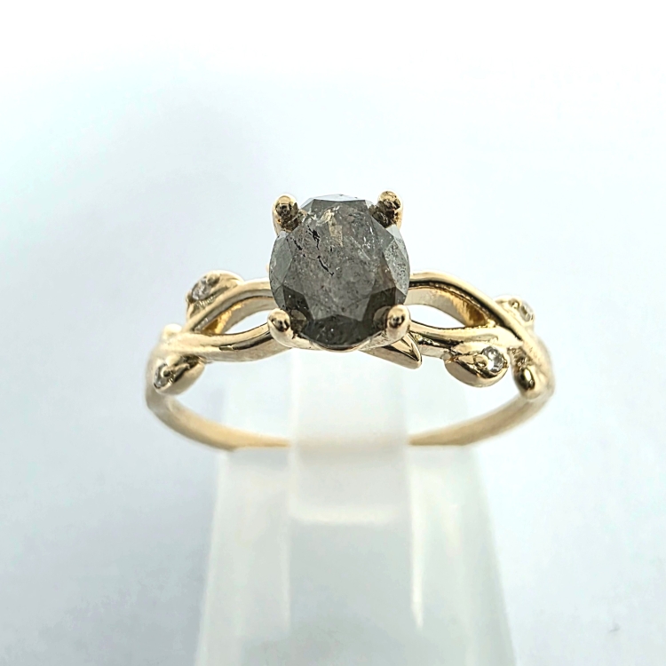 Pierścionek z naturalnym diamentem Pierz i Sól 0,65 ct – widok frontalny – ABGOLD Baczyński