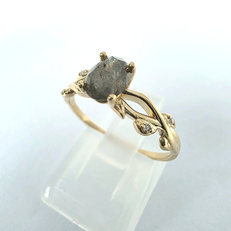 Pierścionek z naturalnym diamentem Pierz i Sól 0,65 ct – ujęcie pod kątem – ABGOLD Baczyński