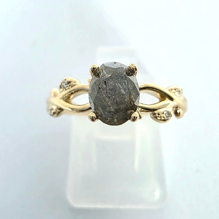 Pierścionek z naturalnym diamentem Pierz i Sól 0,65 ct – widok z góry – ABGOLD Baczyński