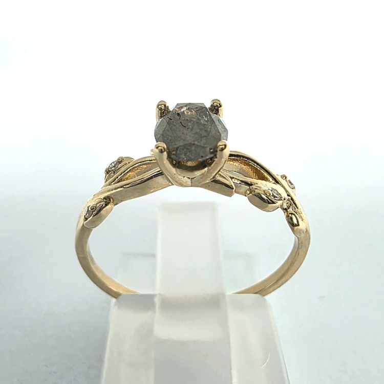 Pierścionek z naturalnym diamentem Pierz i Sól 0,65 ct – detal oprawy – ABGOLD Baczyński