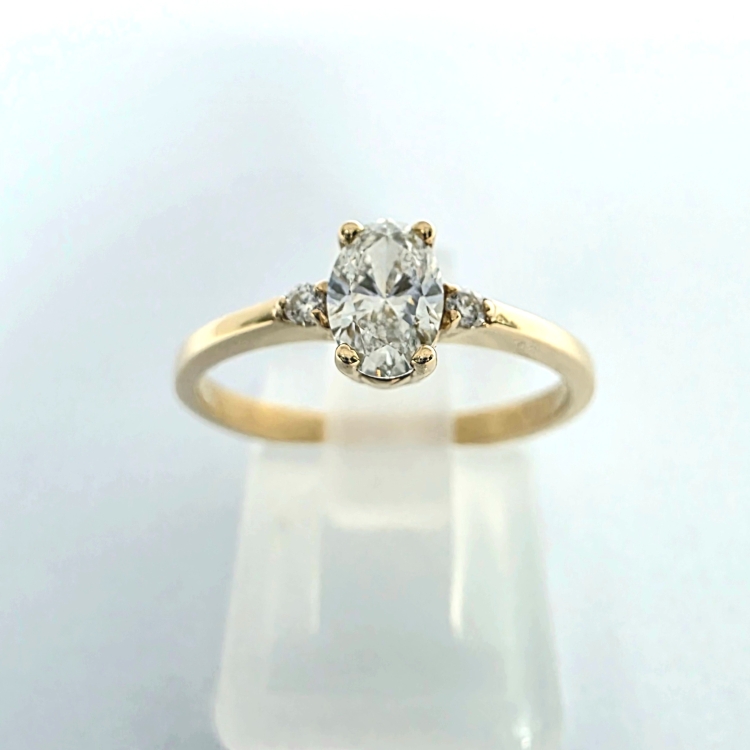 Złoty pierścionek z brylantami 0,45 ct – widok z góry – ABGOLD Baczyński