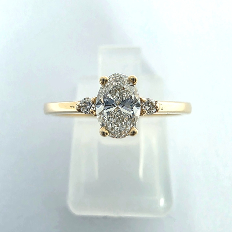 Złoty pierścionek z brylantami 0,45 ct – detal oprawy – ABGOLD Baczyński