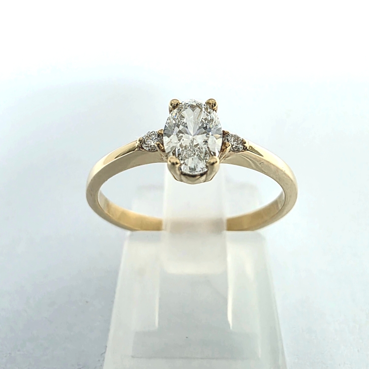 Pierścionek z żółtego złota próba 585 z Moissanitem i brylantami – widok z przodu – ABGOLD Baczyński