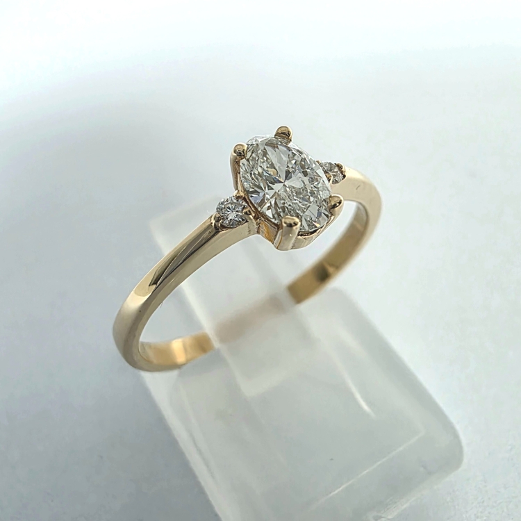 Pierścionek z żółtego złota próba 585 z Moissanitem i brylantami – ujęcie pod kątem – ABGOLD Baczyński