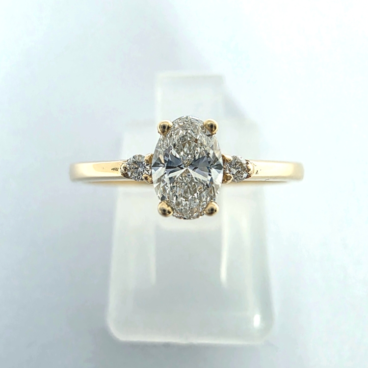 Pierścionek z żółtego złota próba 585 z Moissanitem i brylantami – widok z góry – ABGOLD Baczyński