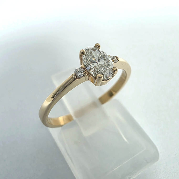 Złoty pierścionek z brylantami laboratoryjnymi 0,45 ct – próba 585 – ujęcie pod kątem – ABGOLD Baczyński